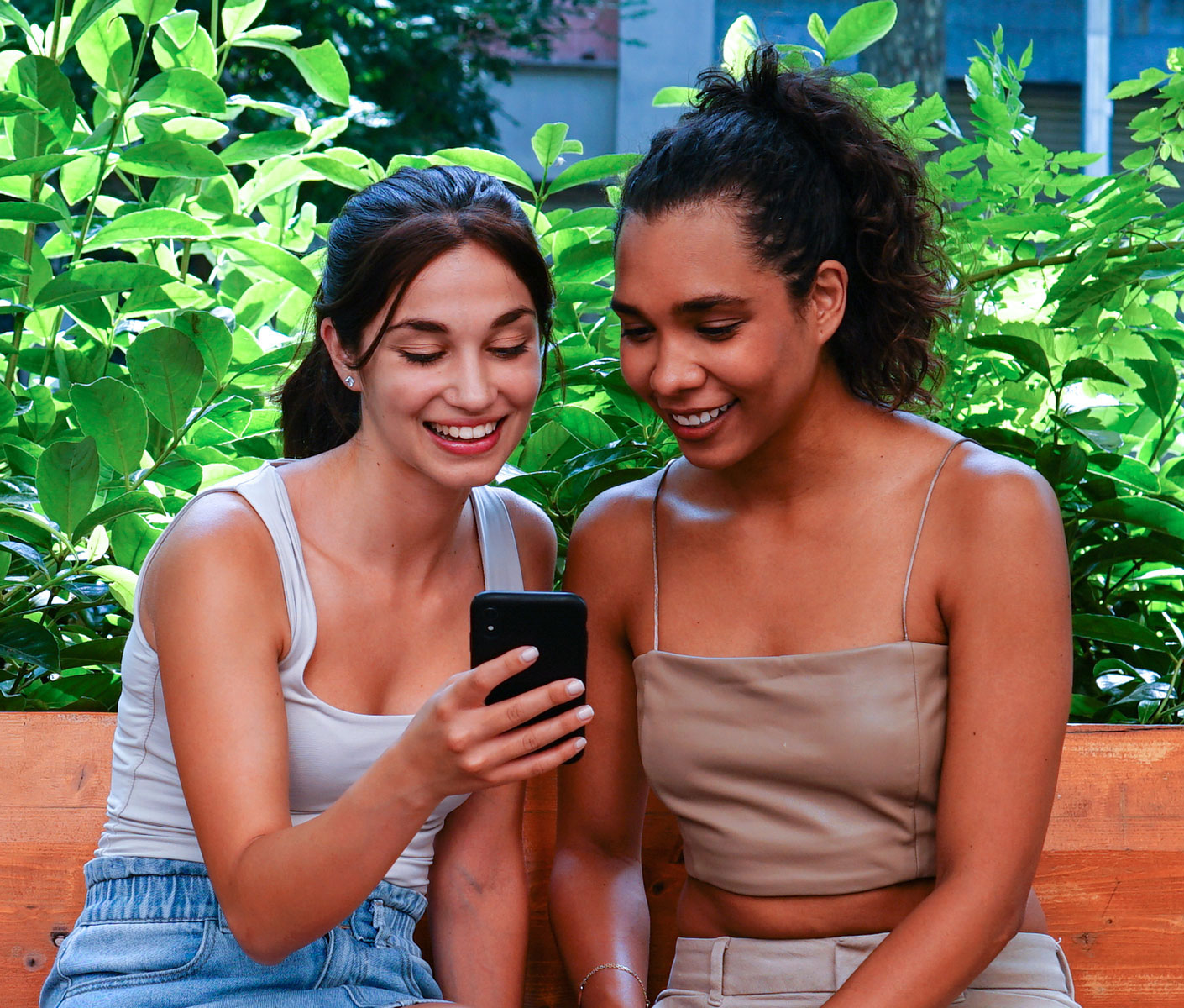 성형수술 상담 중 태블릿으로 3D 유방 시뮬레이션을 보여주는 의사의 뒤에서 찍은 사진입니다.